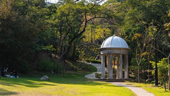 The two viewing platforms of Victoria Peak Garden are linked by a wooded, meandering footpath. The classical gazebos, woodland, lawns, flower beds and meandering paths inspire visitors to further explore the landscape.